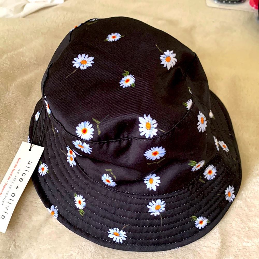 NWT Alice + Olivia reversible bucket hat